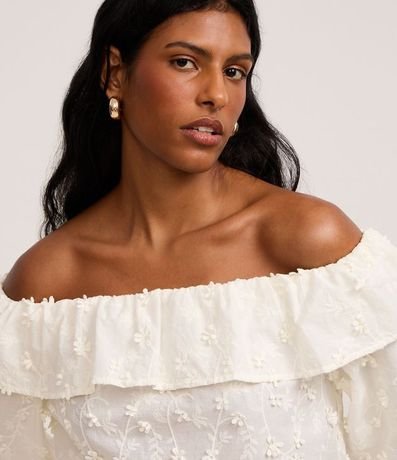 Blusa Hombro a Hombro con Volado y Bordado Floral 3