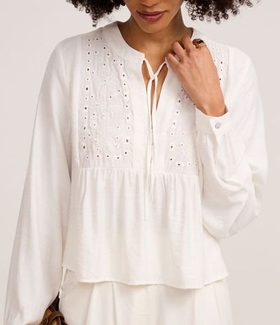 Blusa Bata en Laise con Cuello Padre y Bordado Floral 4