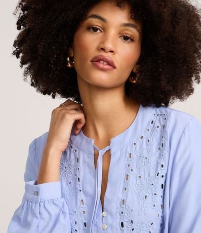 Blusa Bata en Laise con Cuello Padre y Bordado Floral