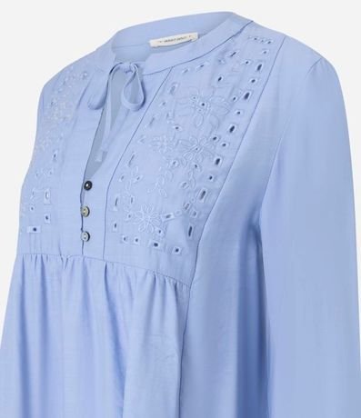 Blusa Bata en Laise con Cuello Padre y Bordado Floral 6