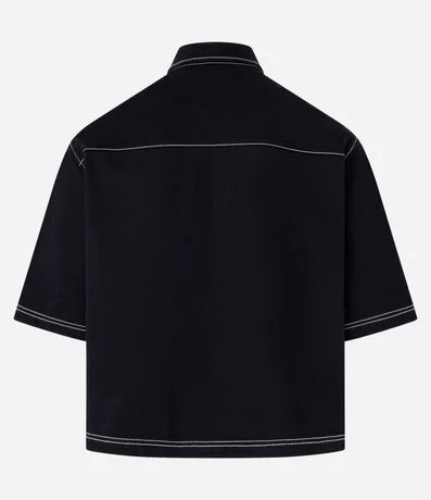 Camisa Boxy en Sarga con Bolsillos Grandes y Costura Contrastante 6