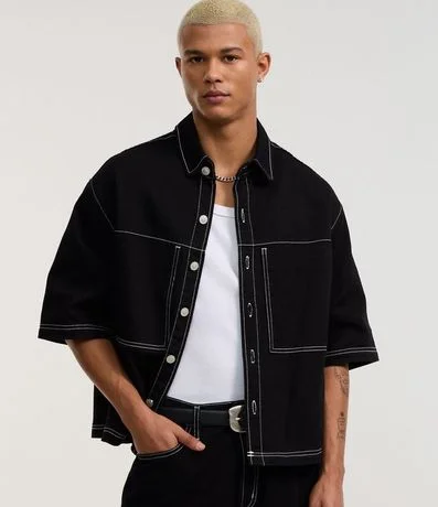 Camisa Boxy en Sarga con Bolsillos Grandes y Costura Contrastante