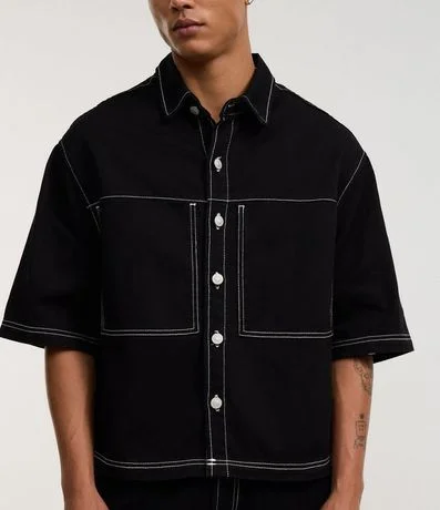 Camisa Boxy en Sarga con Bolsillos Grandes y Costura Contrastante 3