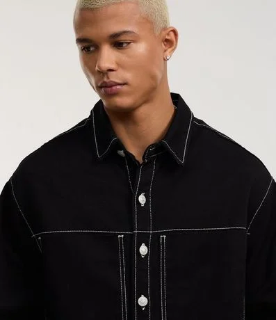 Camisa Boxy en Sarga con Bolsillos Grandes y Costura Contrastante 4