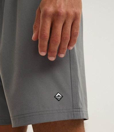 Bermuda con Detalle de Etiqueta Gomosa 5