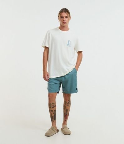 Bermuda con Detalle de Etiqueta Gomosa