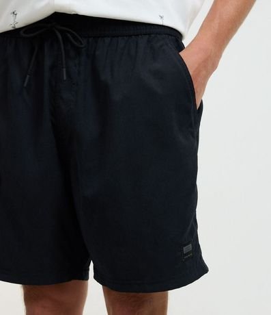 Bermuda con Detalle de Etiqueta Gomosa 3