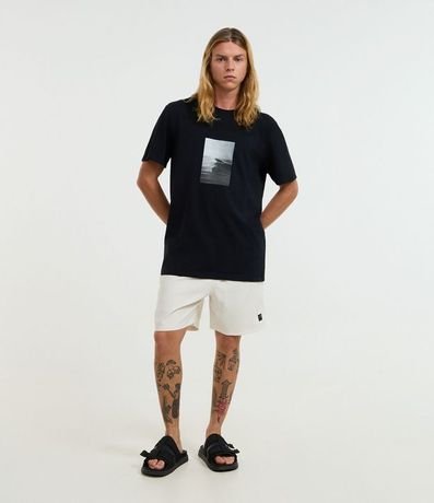 Bermuda con Detalle de Etiqueta Gomosa