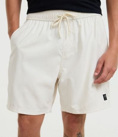 Bermuda con Detalle de Etiqueta Gomosa 2