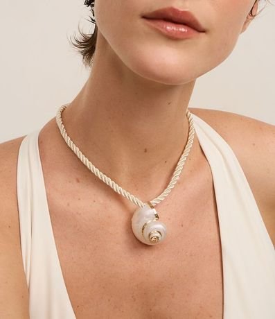 Collar Corto en Cordón con Colgante Caracola 1