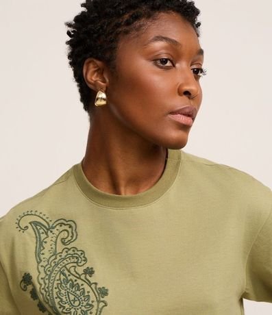 Remera Boxy en Algodón con Bordado Paisley en el Hombro 3