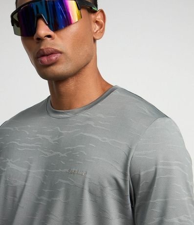 Remera Deportiva en Jaqquard con Tecnologia Dry y Estampa Abstracta 4