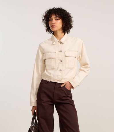 Campera en Sarga con Bolsillos y Pespuntos Contrastantes