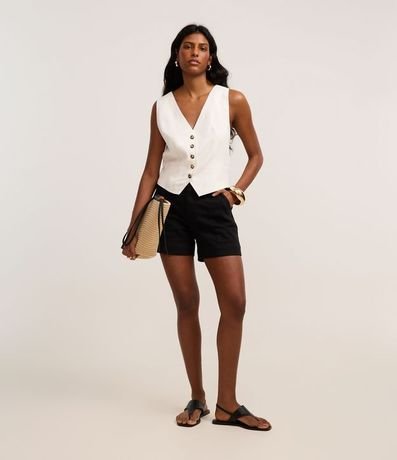 Short Regular en Sarga con Pespunte Contrastante y Bolsillo Cuchillo