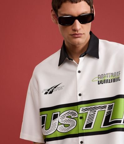 Camisa Oversized en Tricolina con Cuello Contrastante y Estampa Hustle 3