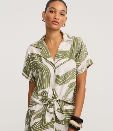Camisa en Viscosa con Cuello Polo y Estampa Follaje