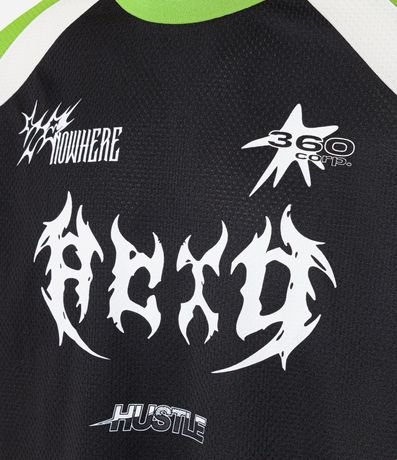 Remera Boxy con Estampa Localizada y Detalles Contrastantes 9