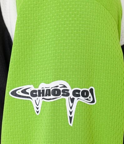 Remera Boxy con Estampa Localizada y Detalles Contrastantes 10