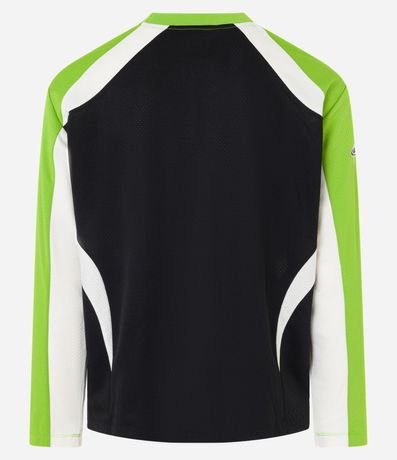 Remera Boxy con Estampa Localizada y Detalles Contrastantes 12