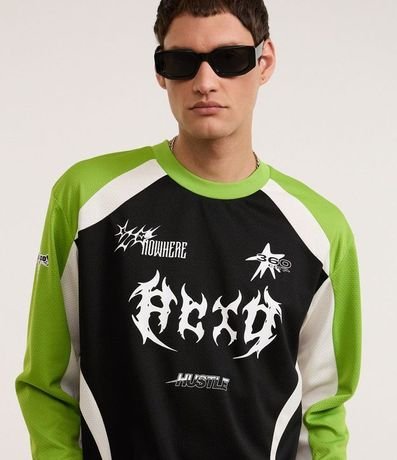 Remera Boxy con Estampa Localizada y Detalles Contrastantes