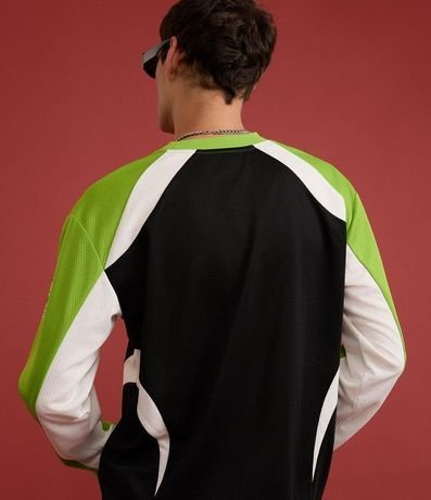 Remera Boxy con Estampa Localizada y Detalles Contrastantes 4