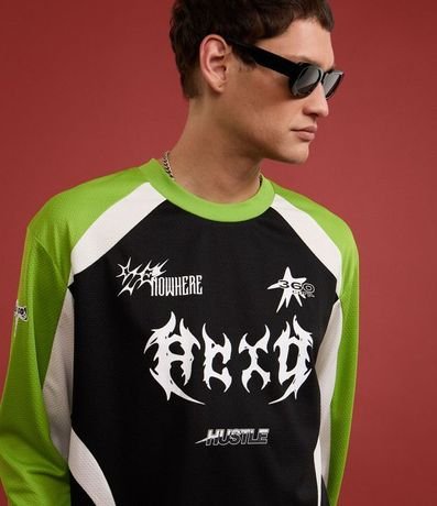 Remera Boxy con Estampa Localizada y Detalles Contrastantes 5