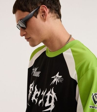 Remera Boxy con Estampa Localizada y Detalles Contrastantes 7