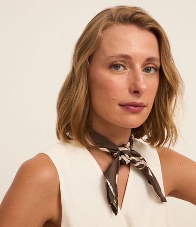 Pañuelo Cuadrado en Satén con Estampa Trazos 5