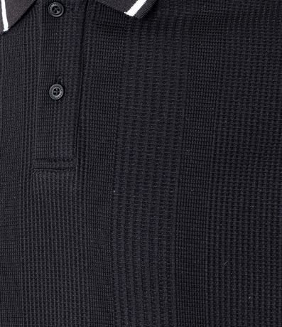 Polo Regular en Media Malla con Textura Rayada y Detalles Contrastantes 8