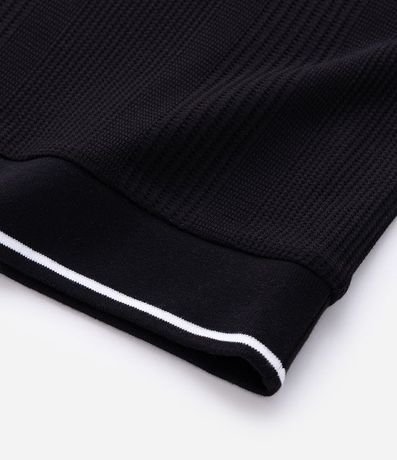 Polo Regular en Media Malla con Textura Rayada y Detalles Contrastantes 9