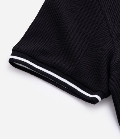 Polo Regular en Media Malla con Textura Rayada y Detalles Contrastantes 10