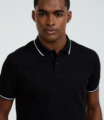 Polo Regular en Media Malla con Textura Rayada y Detalles Contrastantes 4