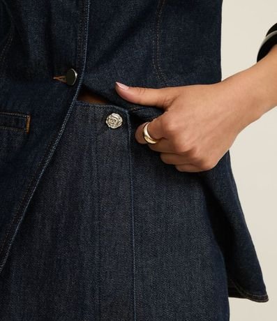 Short Pollera en Jeans Raw con Botón de Flor Metalizado 4