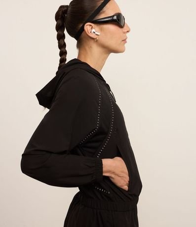 Campera Deportiva Cropped con Detalle Reflectante