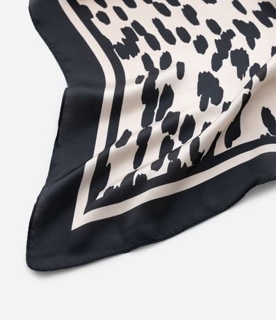 Pañuelo Cuadrado en Satén con Estampa de Manchitas 3