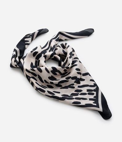 Pañuelo Cuadrado en Satén con Estampa de Manchitas 4