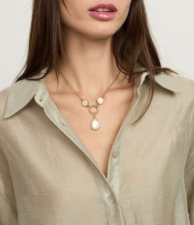 Collar Corto con Colgantes en Resina