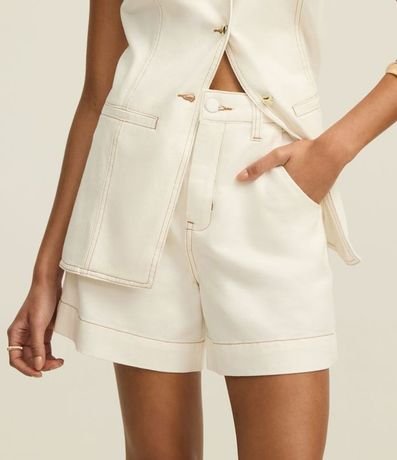 Short Mom Sastrería en Sarga con Botón Forrado y Costuras Contrastantes 3