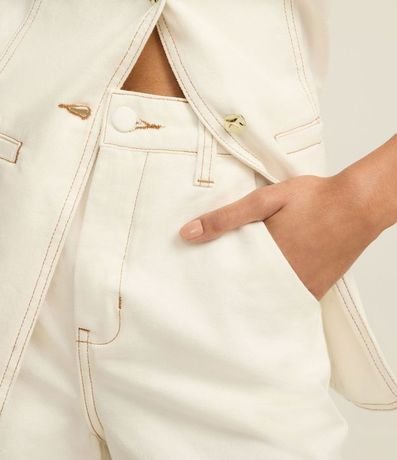 Short Mom Sastrería en Sarga con Botón Forrado y Costuras Contrastantes 4