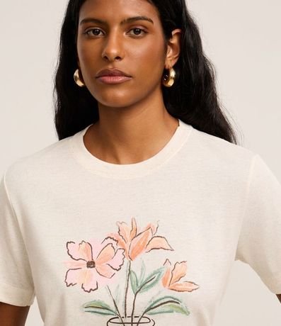 Remera Texturizada y con Estampa Vaso de Flor 3