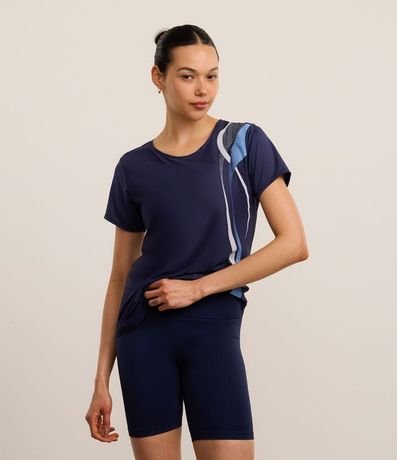 Remera Deportiva en Microfibra Texturizada con Estampa Ondulada
