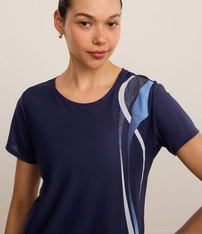 Remera Deportiva en Microfibra Texturizada con Estampa Ondulada 3