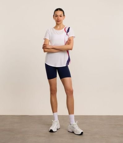 Remera Deportiva en Microfibra Texturizada con Estampa Ondulada 2