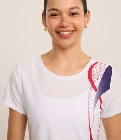 Remera Deportiva en Microfibra Texturizada con Estampa Ondulada 3
