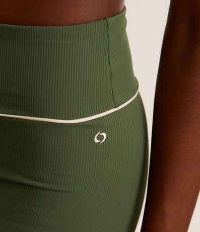 Bermuda Crossfitera Deportiva en Microfibra Acanalada con Friso Contrastante 4