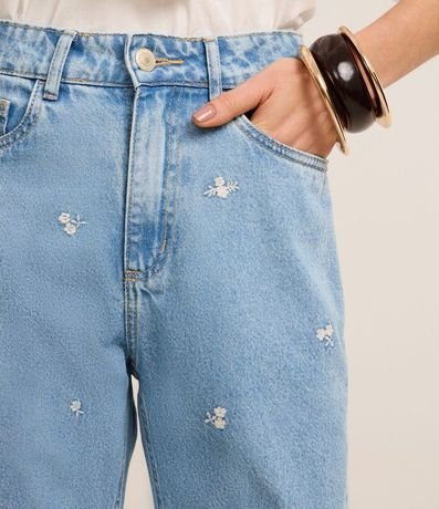 Pantalón Recto Cropped en Jeans con Bordados de Flores 4