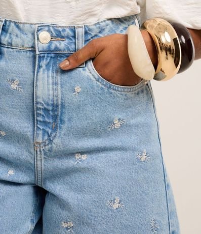 Short Cintura Alta en Jeans con Bordado Floral 4
