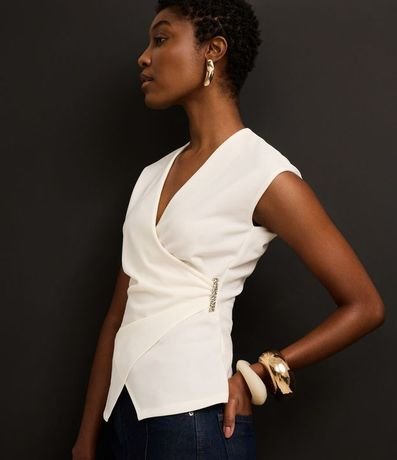 Blusa en Orly con Broche Metálico en el Sobrepuesto 6