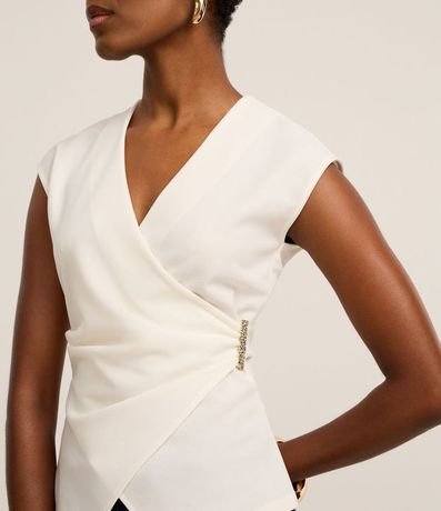 Blusa en Orly con Broche Metálico en el Sobrepuesto 3