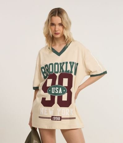 Remera Over en Algodón con Escote V y Estampa Lettering Brooklyn 1